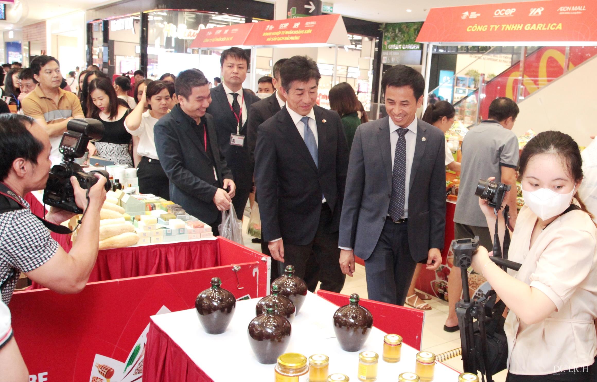 Lãnh đạo HPA và lãnh đạo AEON MALL Việt Nam tham quan Hội chợ Xúc tiến thương mại nông nghiệp, sản phẩm OCOP Hà Nội năm 2022 ở AEON MALL Long Biên